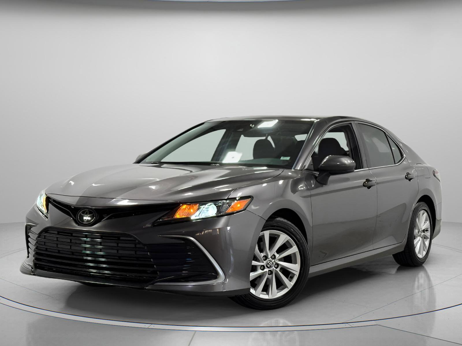Used 2022 Toyota Camry LE image 1
