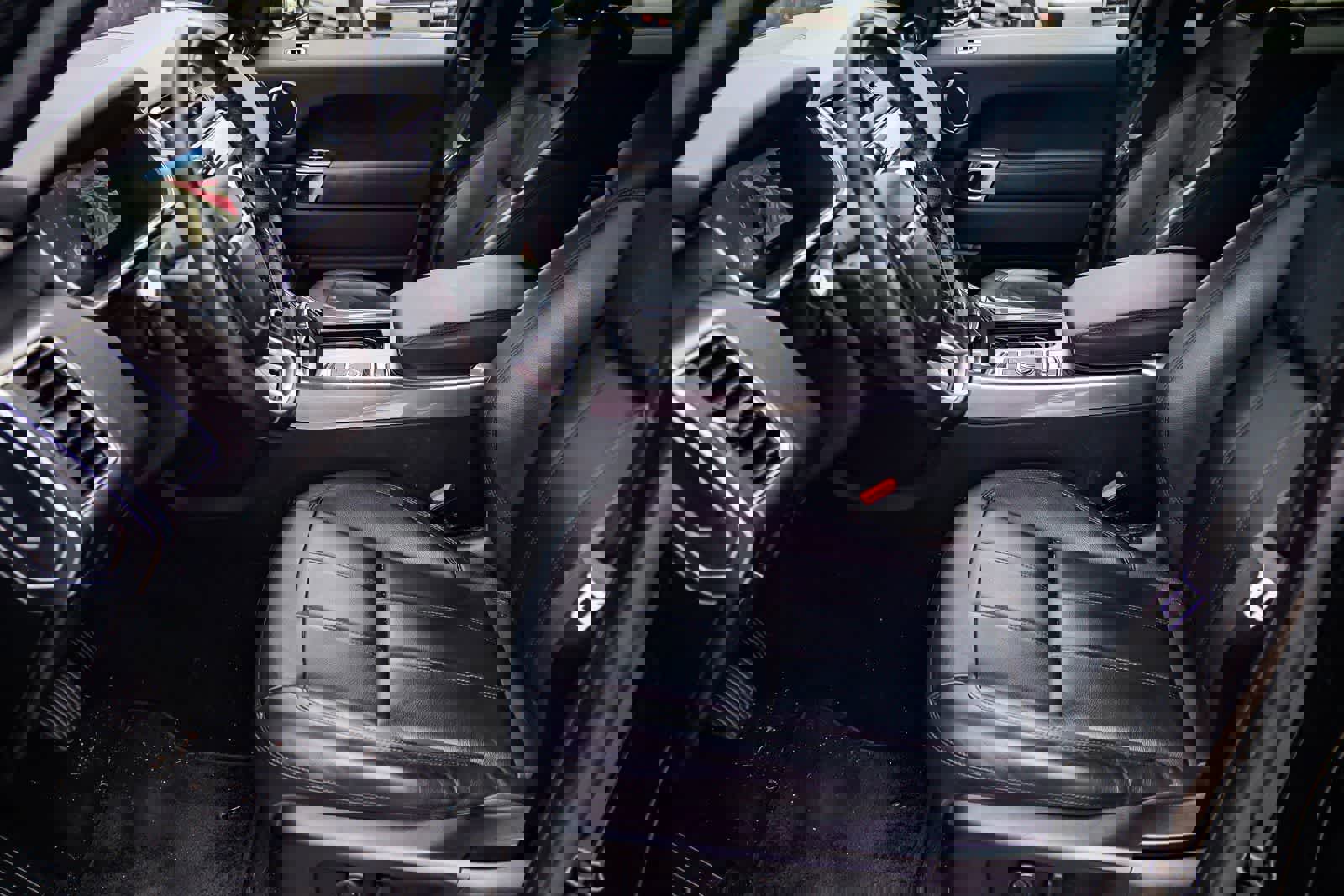 Used 2020 Land Rover Range Rover Sport SE image 18