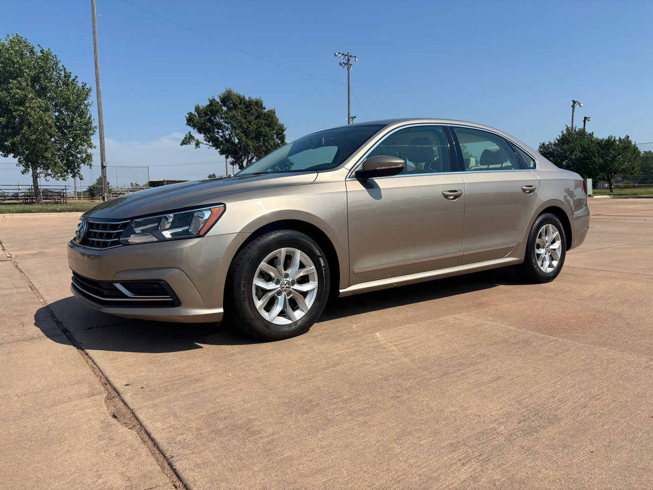 Used 2017 Volkswagen Passat 1.8T S image 2
