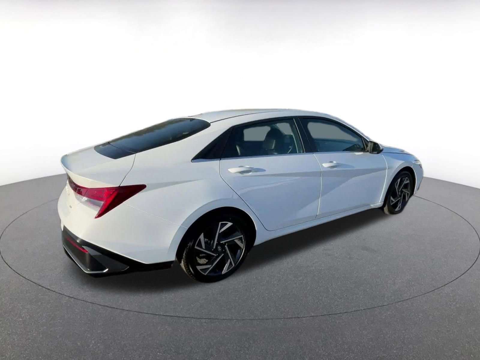 Used 2025 Hyundai Elantra Limited image 16