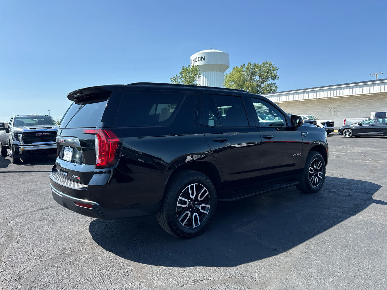 Certified 2023 GMC Yukon AT4 w/ Max Trailering Package AWD/4WD image 5