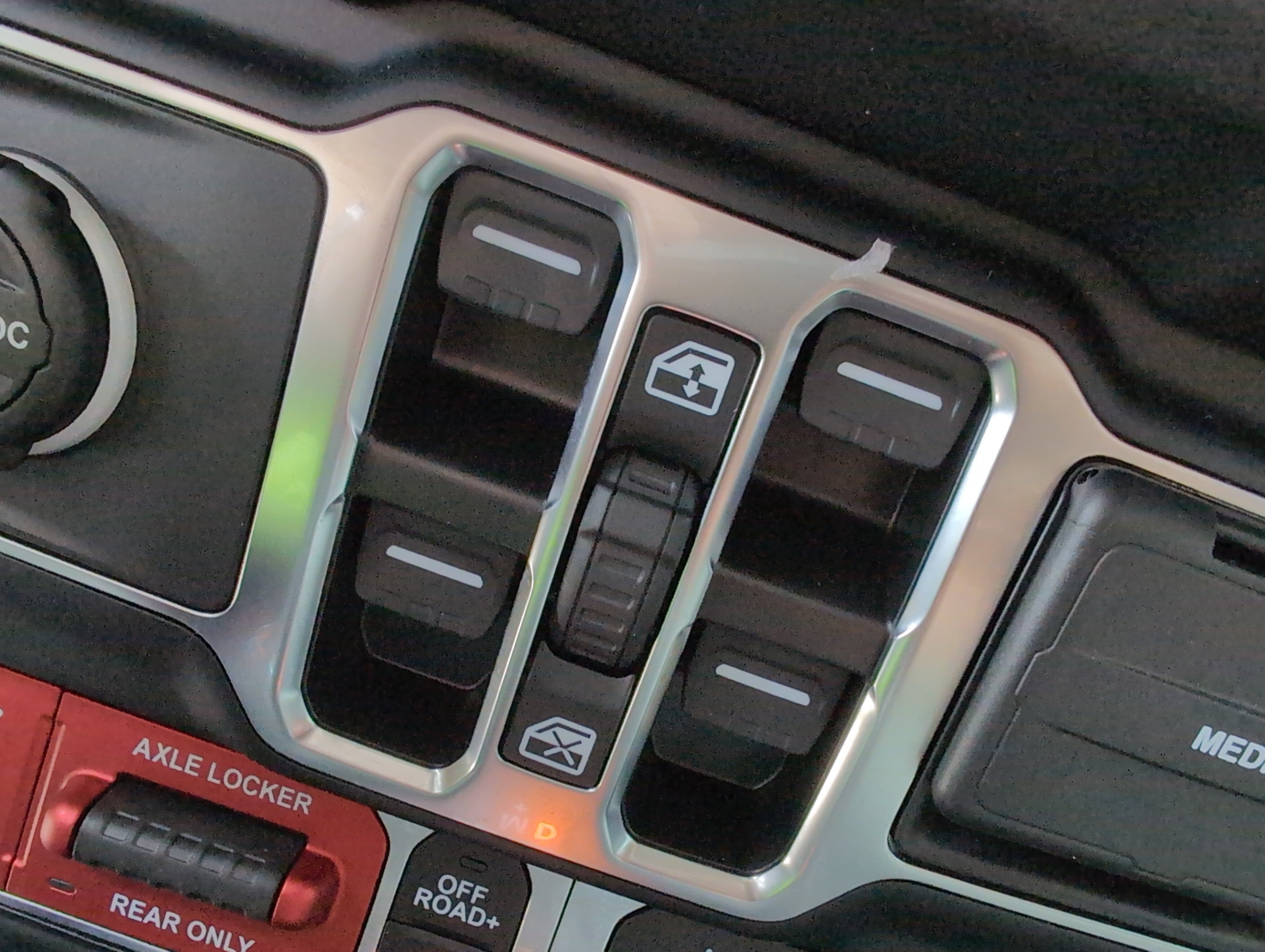 Used 2024 Jeep Gladiator Mojave AWD/4WD image 15