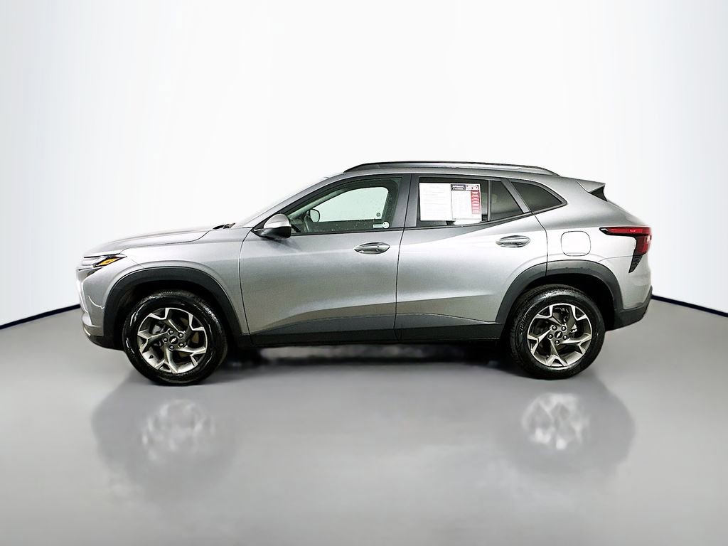 Used 2025 Chevrolet Trax LT w/ LT Convenience Package FWD image 5