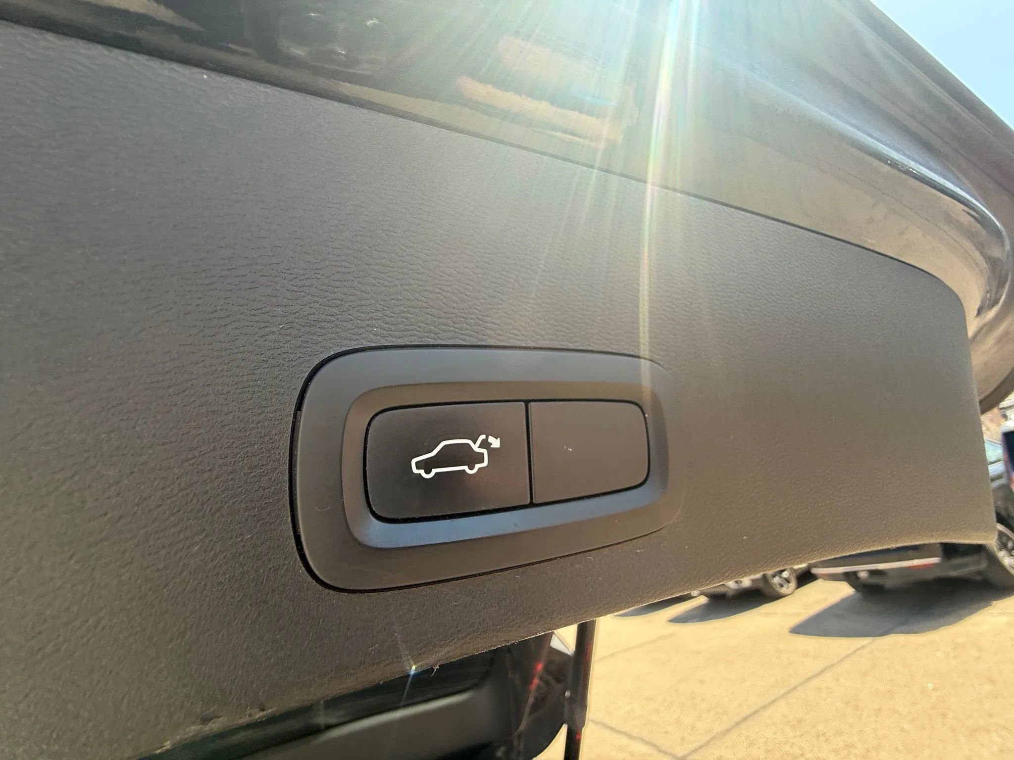 Used 2021 Volvo XC40 T4 Momentum image 17