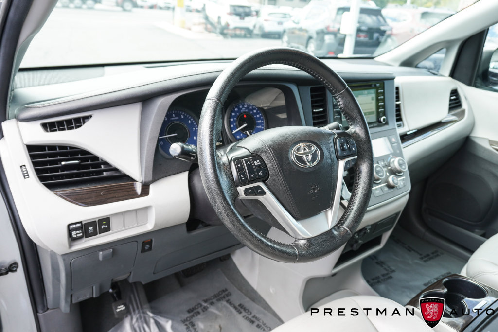 Used 2020 Toyota Sienna XLE w/ XLE Navigation Package FWD image 25