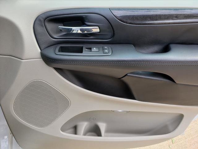 Used 2016 Dodge Grand Caravan SXT w/ Rear Park Assist Package image 17