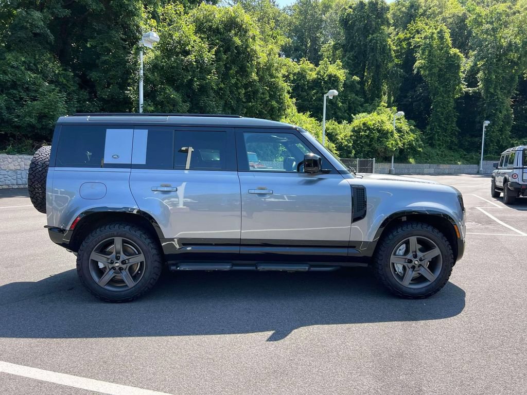 Used 2024 Land Rover Defender 110 X-Dynamic SE AWD/4WD image 4