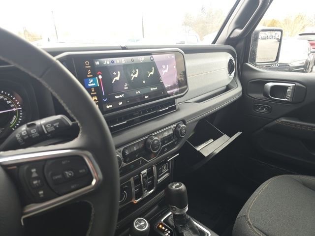 Used 2025 Jeep Wrangler Unlimited Sahara image 24