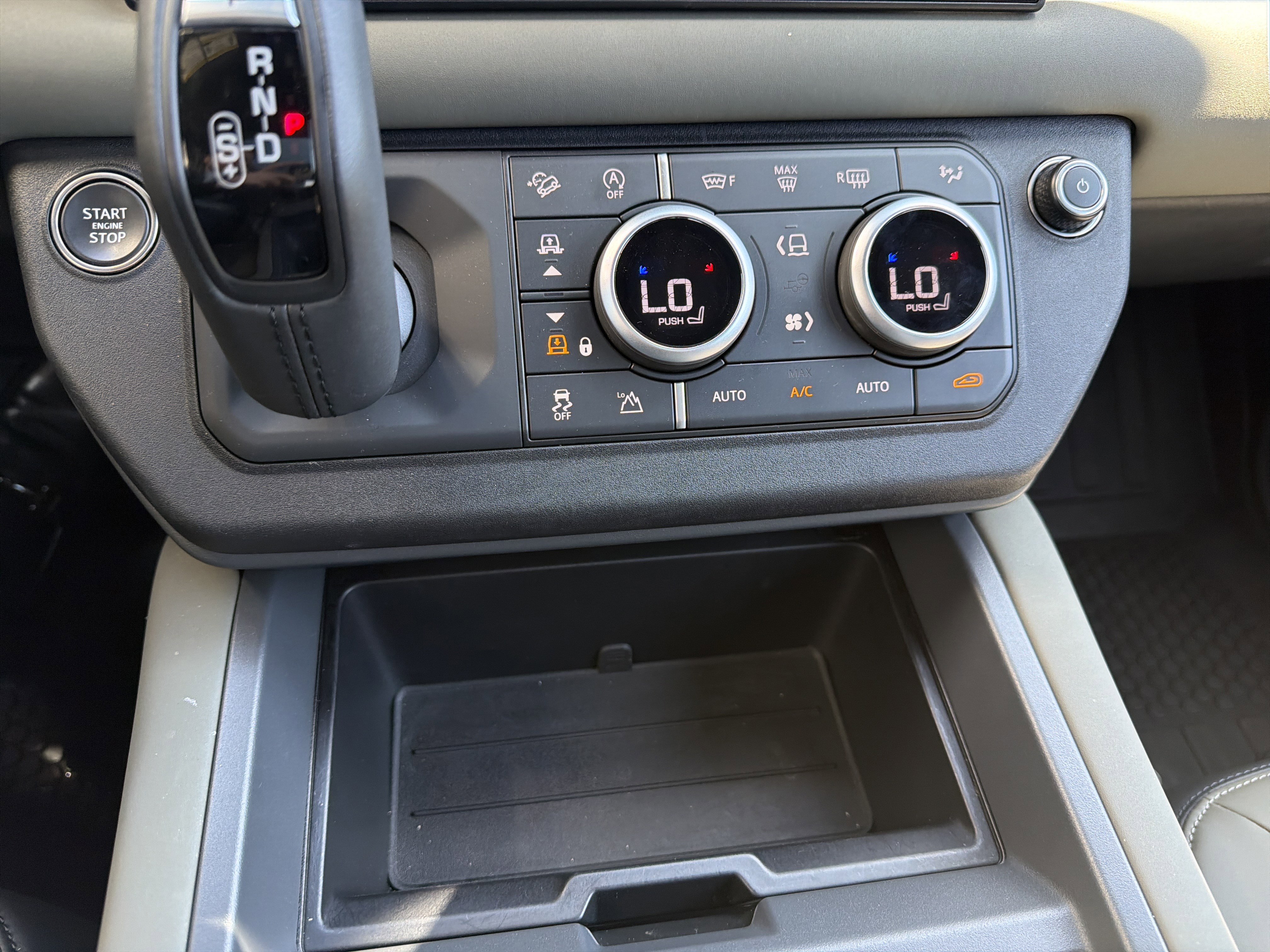 Used 2025 Land Rover Defender 110 X-Dynamic SE image 17