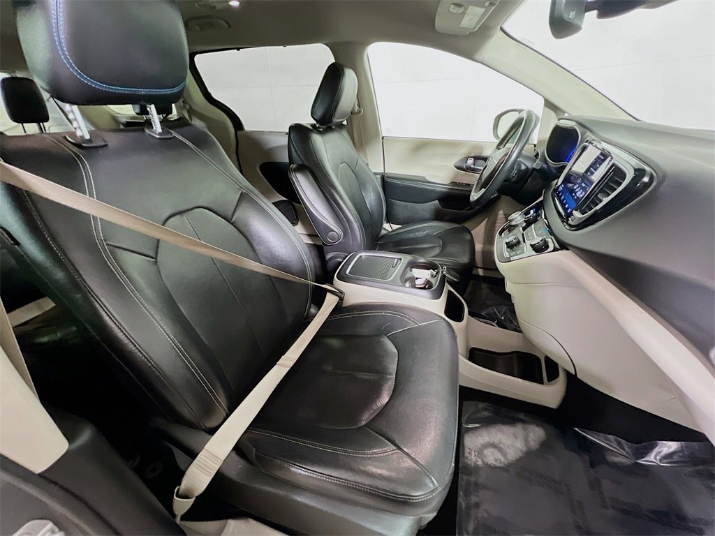 Used 2022 Chrysler Pacifica Touring-L image 26