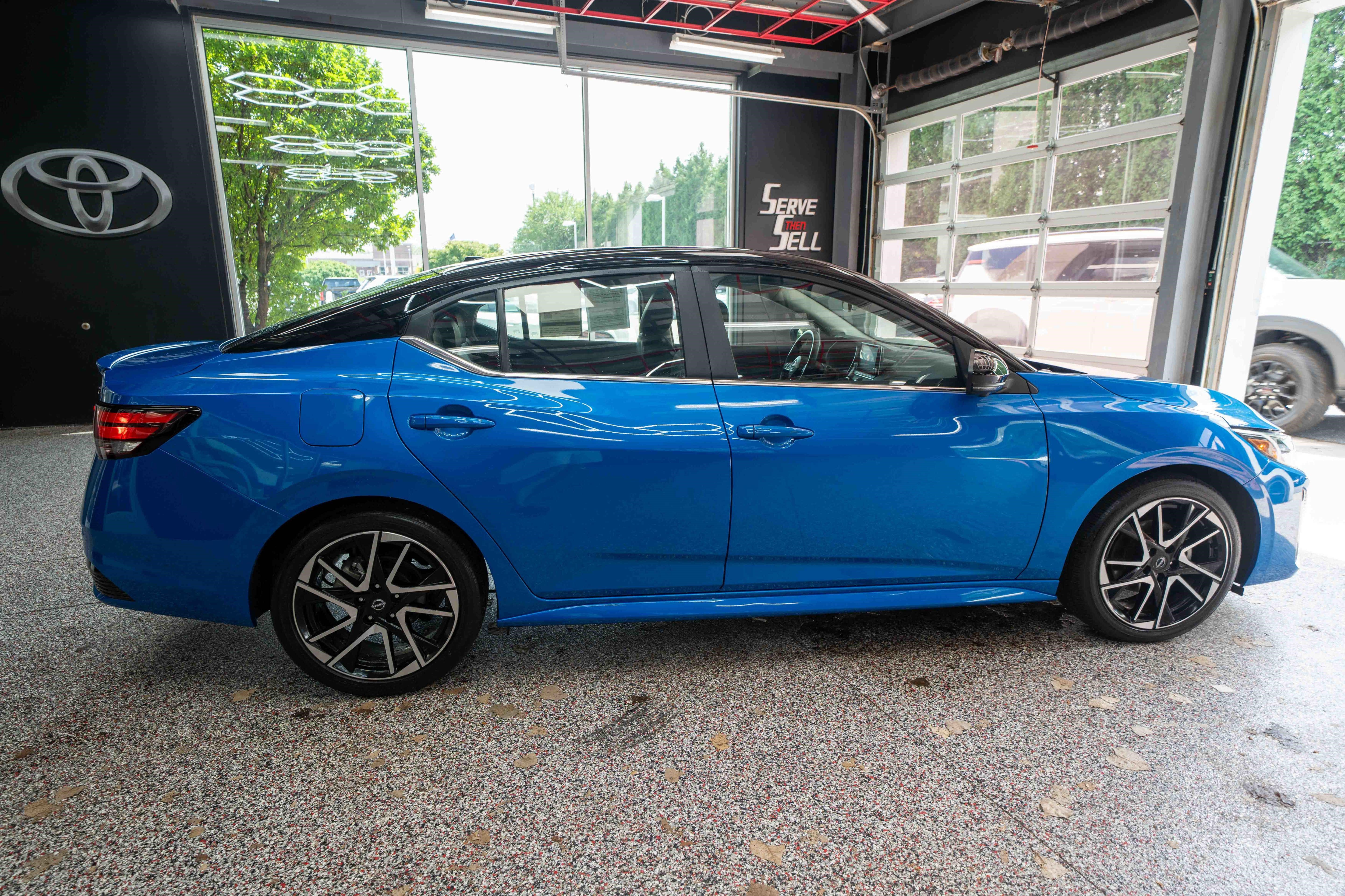 Used 2025 Nissan Sentra SR w/ SR Premium Package FWD image 4