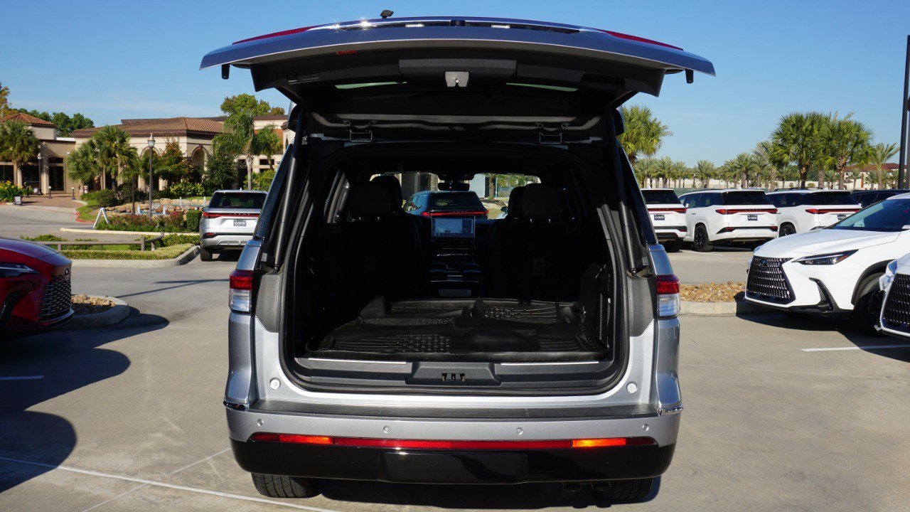 Used 2023 Lincoln Navigator Reserve image 38
