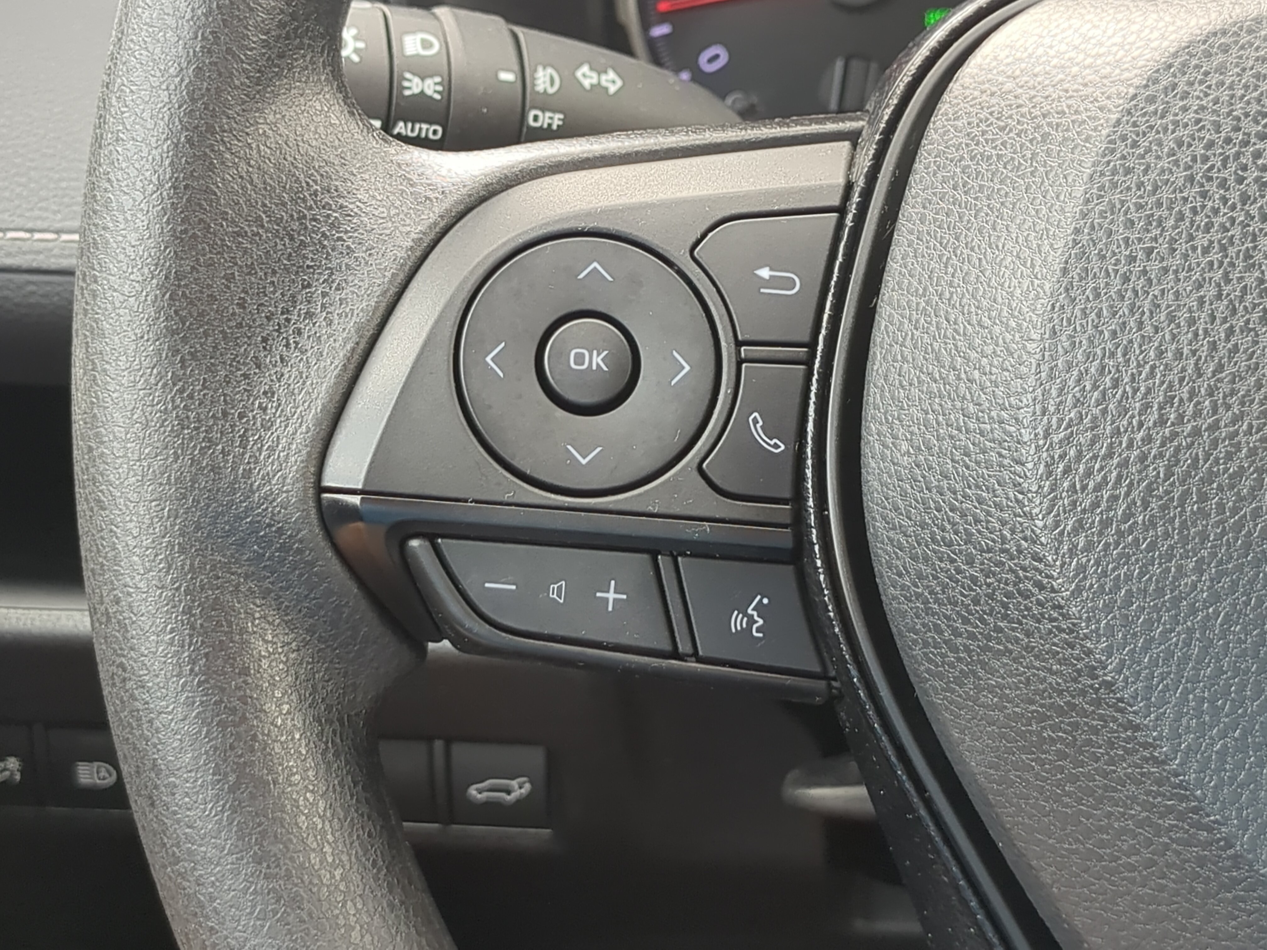Used 2021 Toyota RAV4 XLE w/ Convenience Package FWD image 22