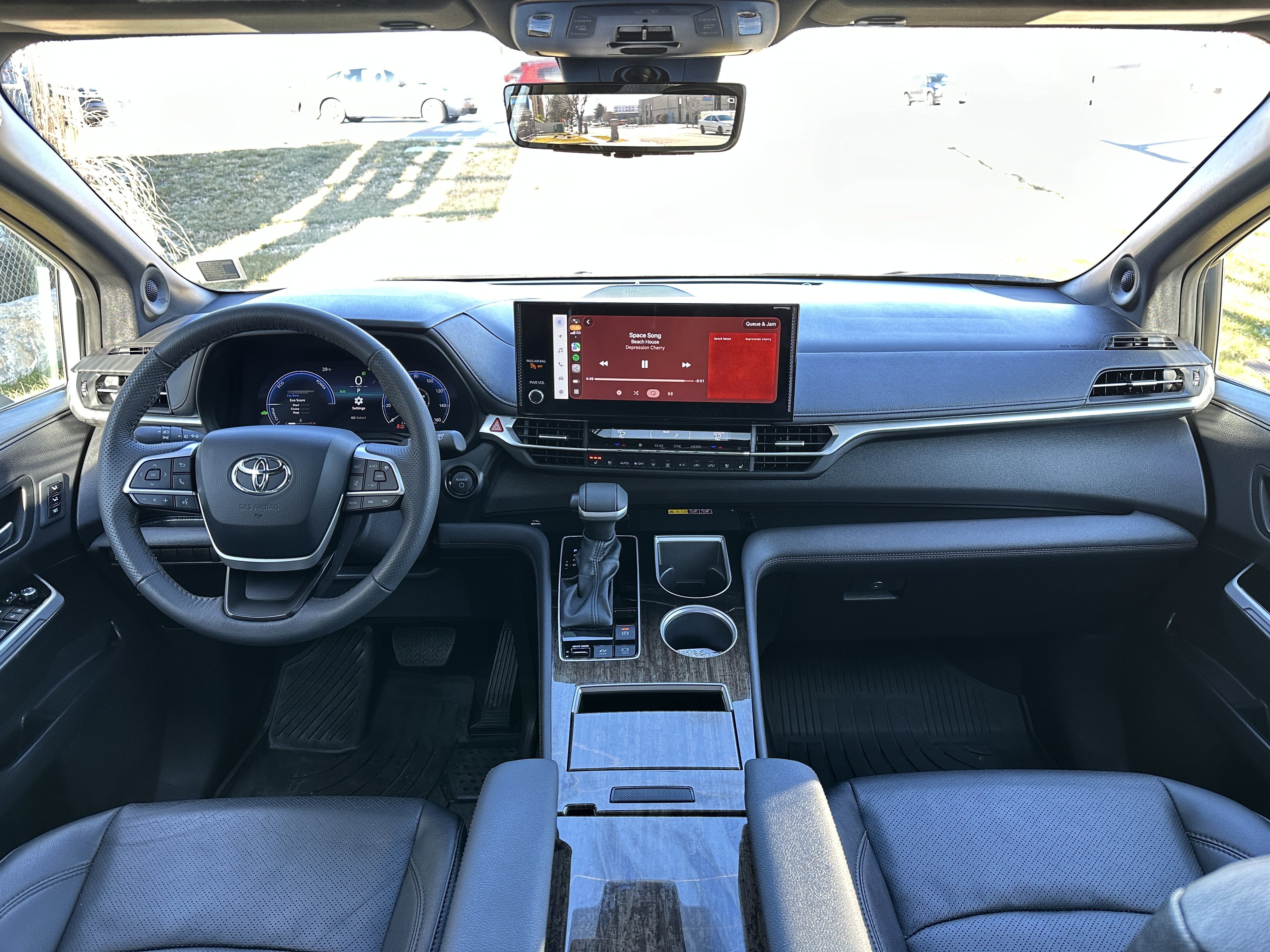 Used 2025 Toyota Sienna Limited image 30