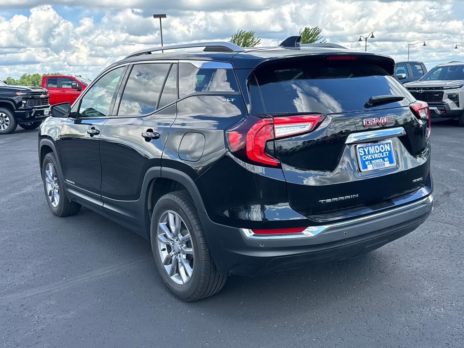 Used 2024 GMC Terrain SLT AWD/4WD image 3