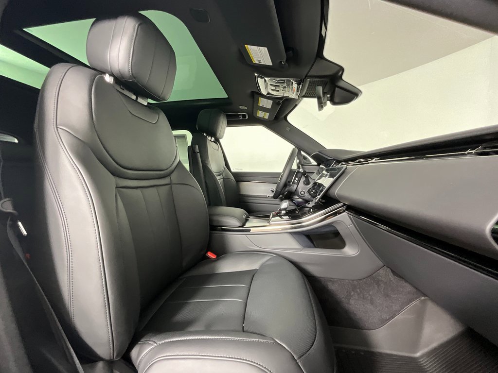 New 2025 Land Rover Range Rover Sport Dynamic SE image 3