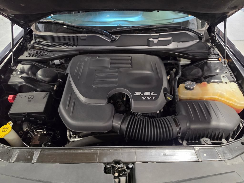 Used 2019 Dodge Challenger SXT w/ Driver Convenience Group RWD image 9