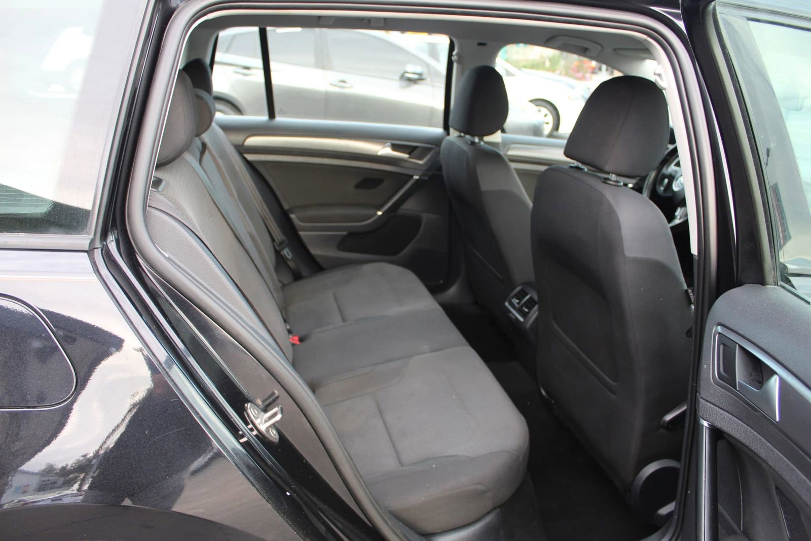 Used 2019 Volkswagen Golf S image 11