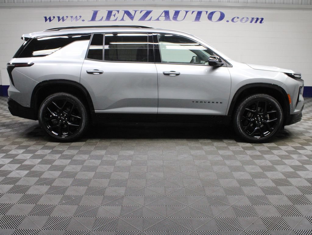 Used 2026 Chevrolet Traverse RS AWD/4WD image 2