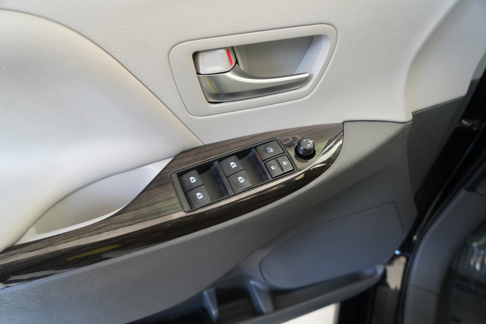 Used 2020 Toyota Sienna XLE Premium AWD/4WD image 25