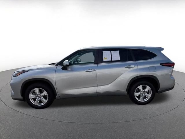 Used 2025 Toyota Highlander LE FWD image 4