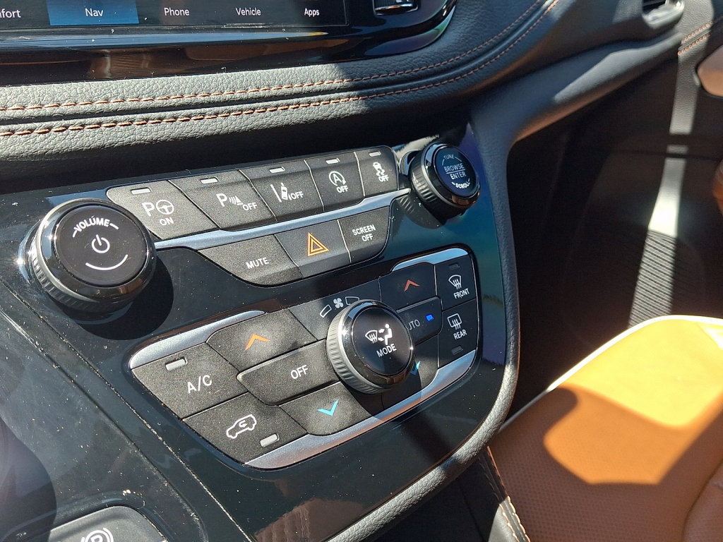 Used 2025 Chrysler Pacifica Pinnacle AWD/4WD image 32