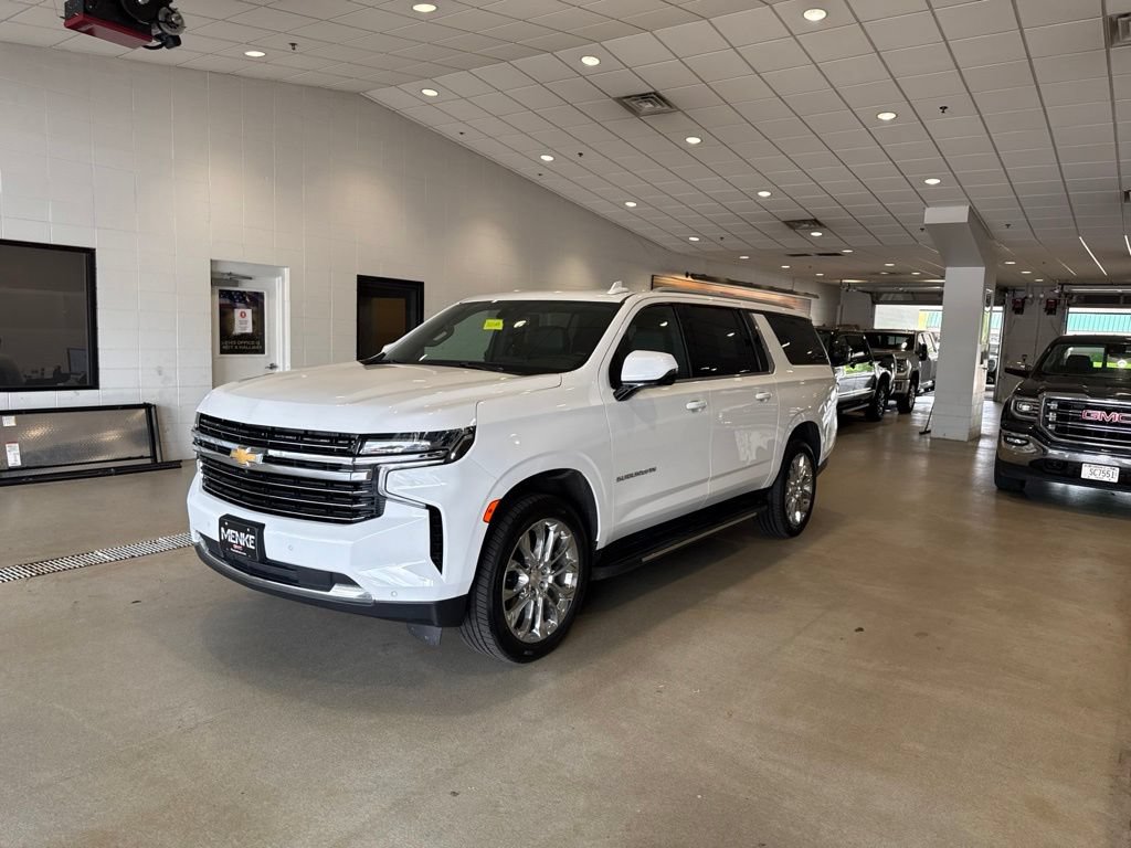 Used 2022 Chevrolet Suburban LT w/ Luxury Package AWD/4WD image 3