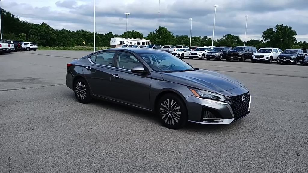 Used 2023 Nissan Altima 2.5 SV FWD image 2