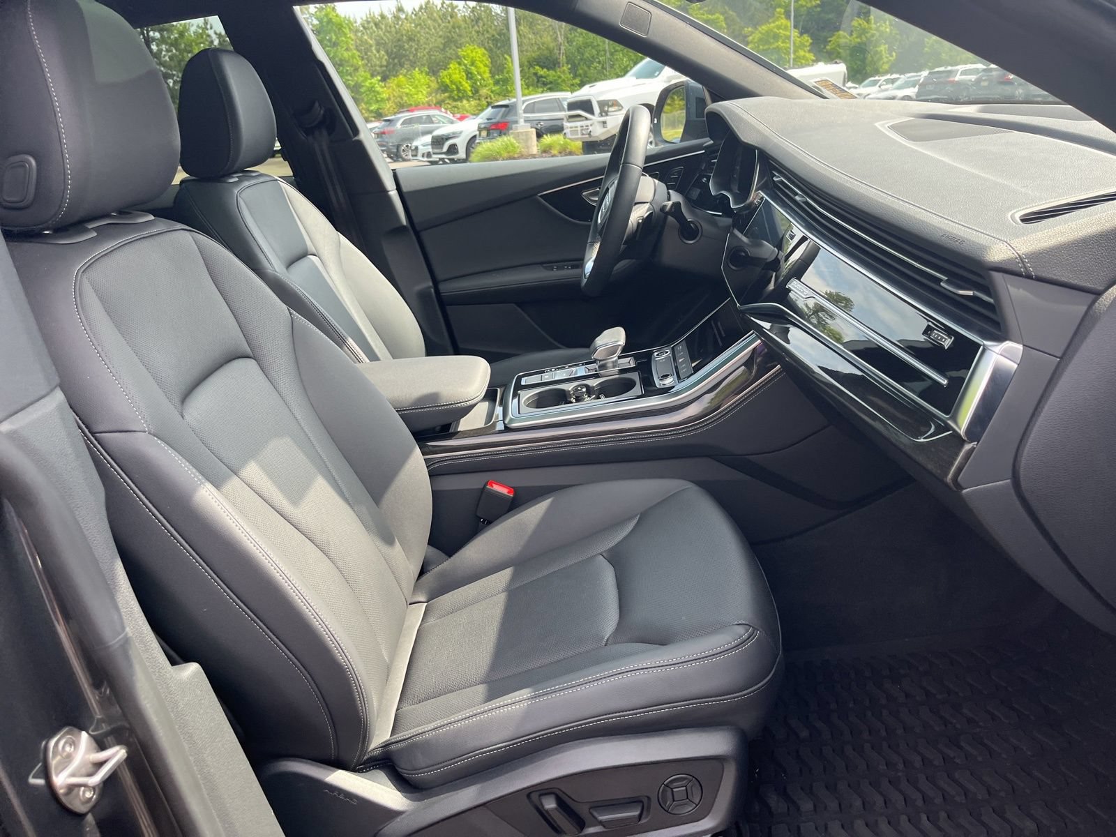 Used 2025 Audi Q8 Premium Plus w/ Premium Plus Package AWD/4WD image 39
