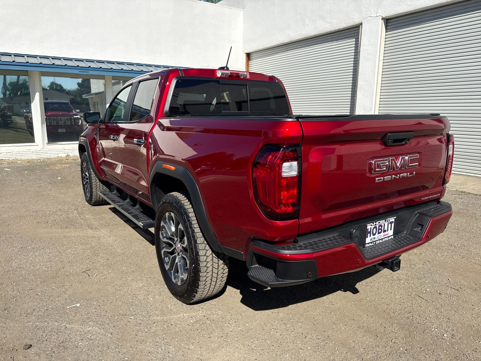 Used 2025 GMC Canyon Denali image 3