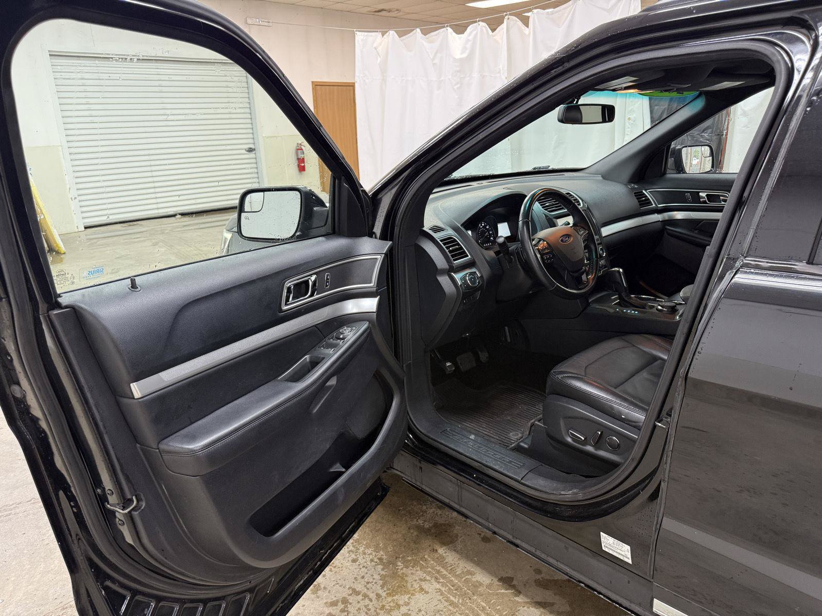 Used 2016 Ford Explorer XLT w/ Equipment Group 202A AWD/4WD image 9