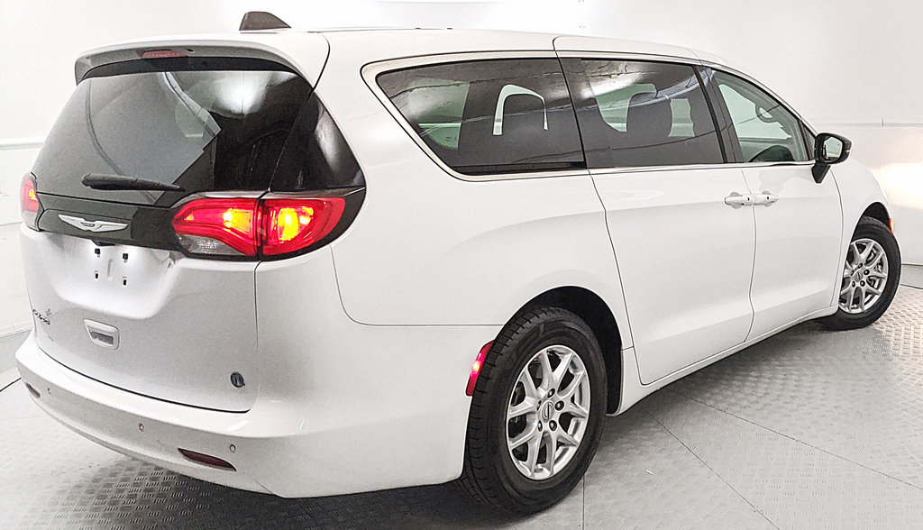 Used 2024 Chrysler Voyager LX FWD image 3