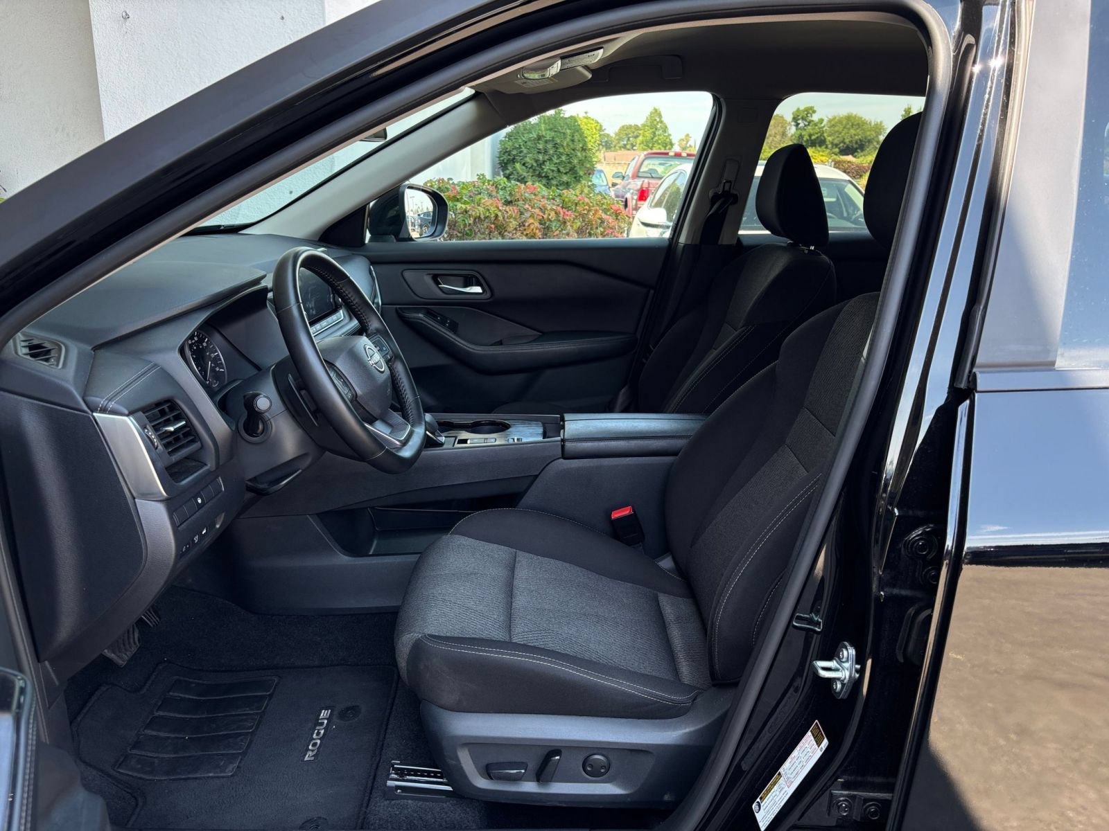 Used 2025 Nissan Rogue SV FWD image 28