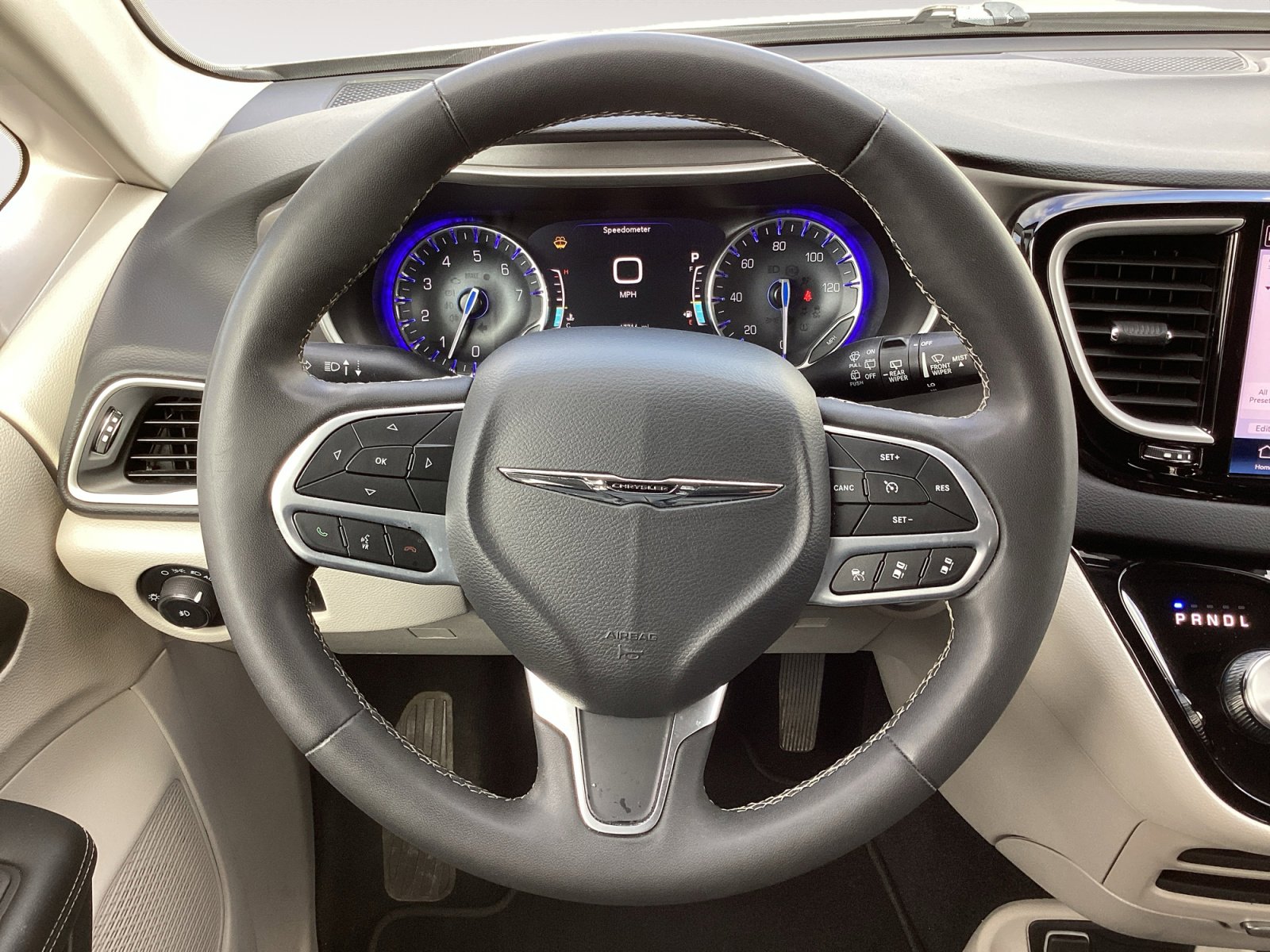 Used 2023 Chrysler Pacifica Touring-L image 18