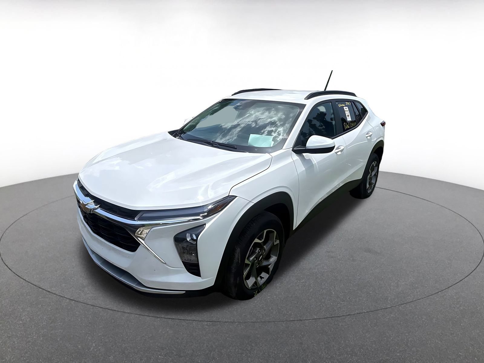 Used 2025 Chevrolet Trax LT FWD image 4
