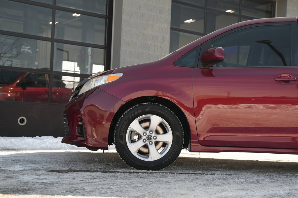 Used 2018 Toyota Sienna LE image 13
