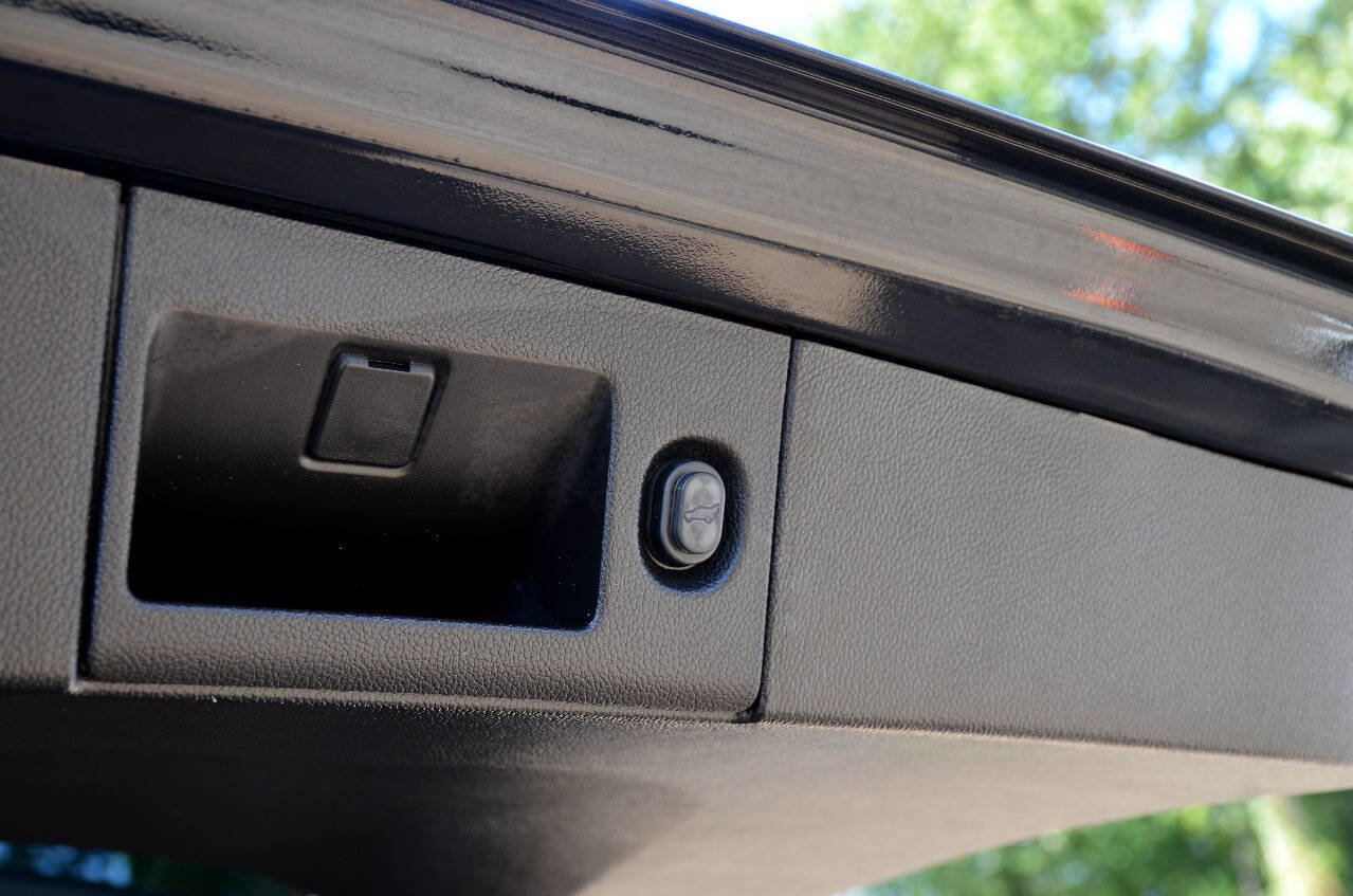 Used 2017 GMC Yukon XL SLT w/ Open Road Package image 12