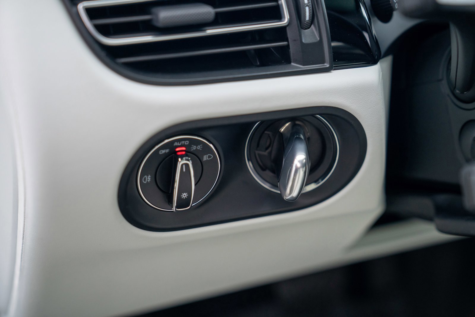 Certified 2025 Porsche Macan image 13