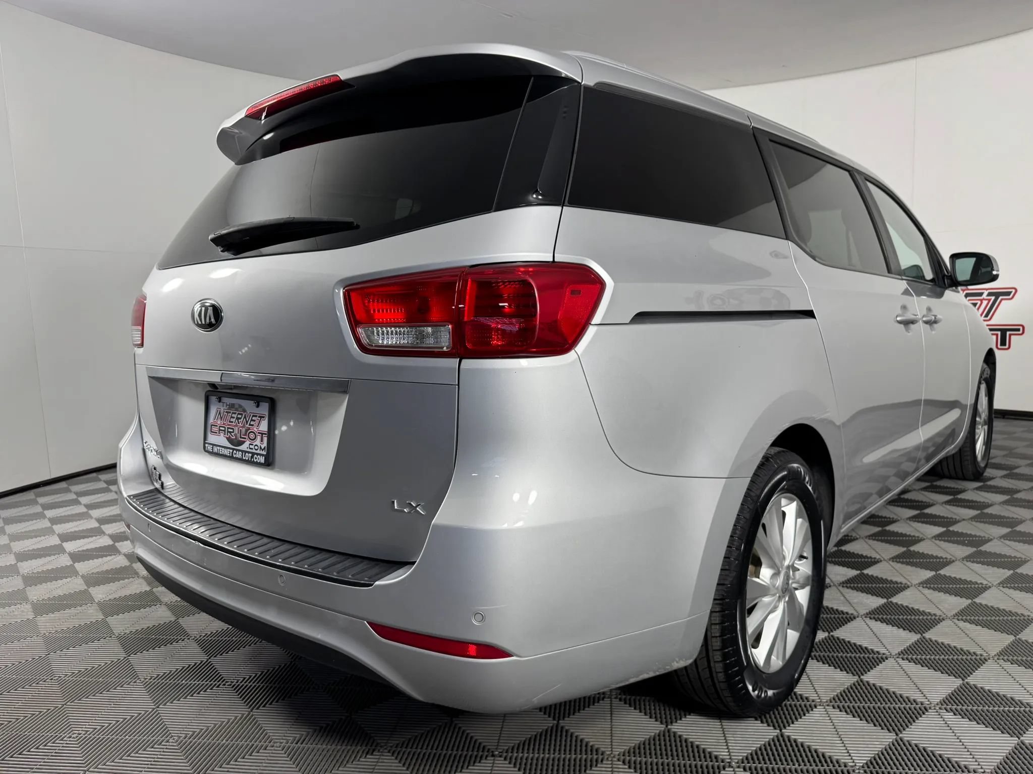 Used 2017 Kia Sedona LX w/ LX Essentials Premium Package FWD image 28