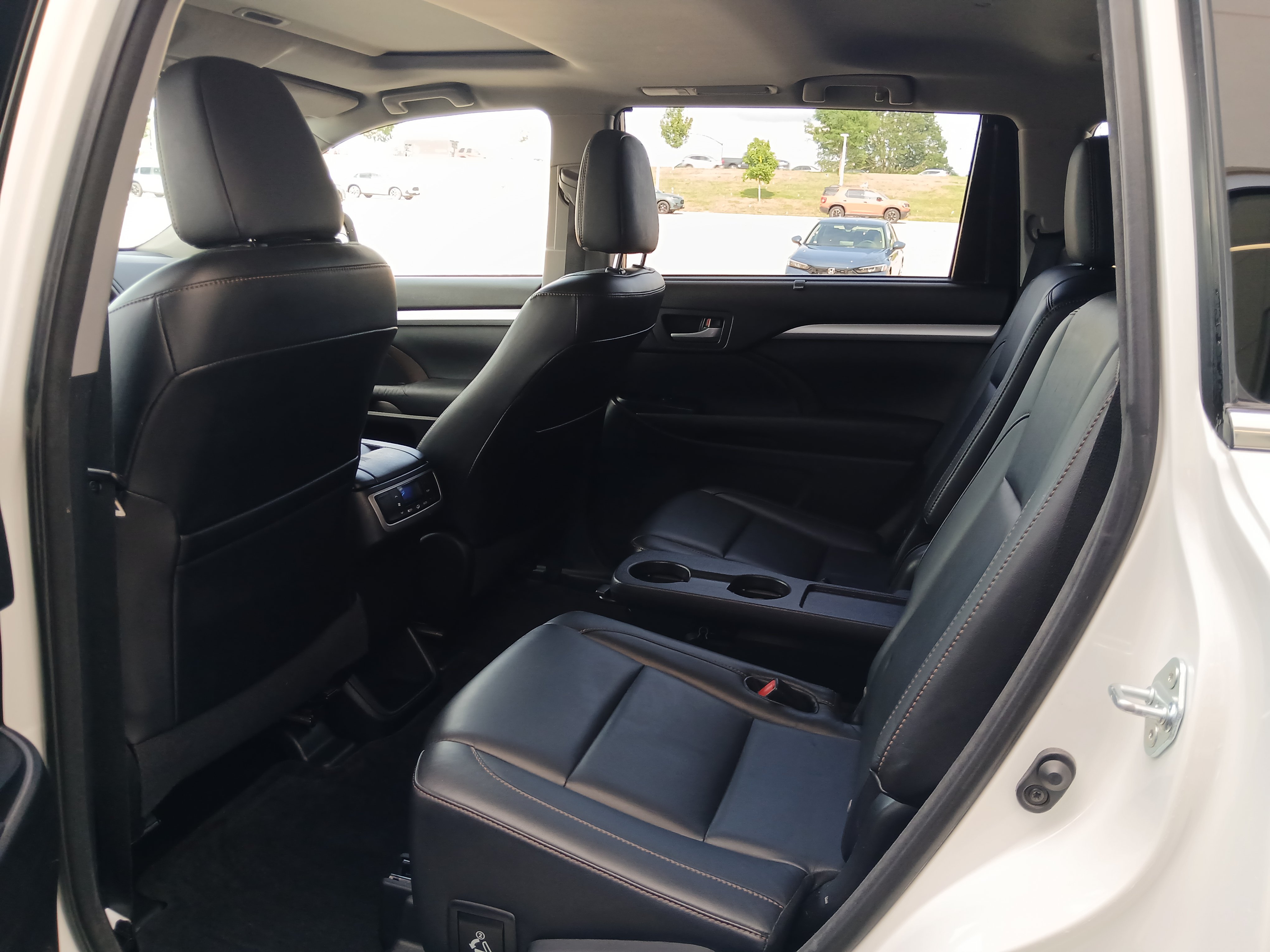 Used 2015 Toyota Highlander XLE AWD/4WD image 9