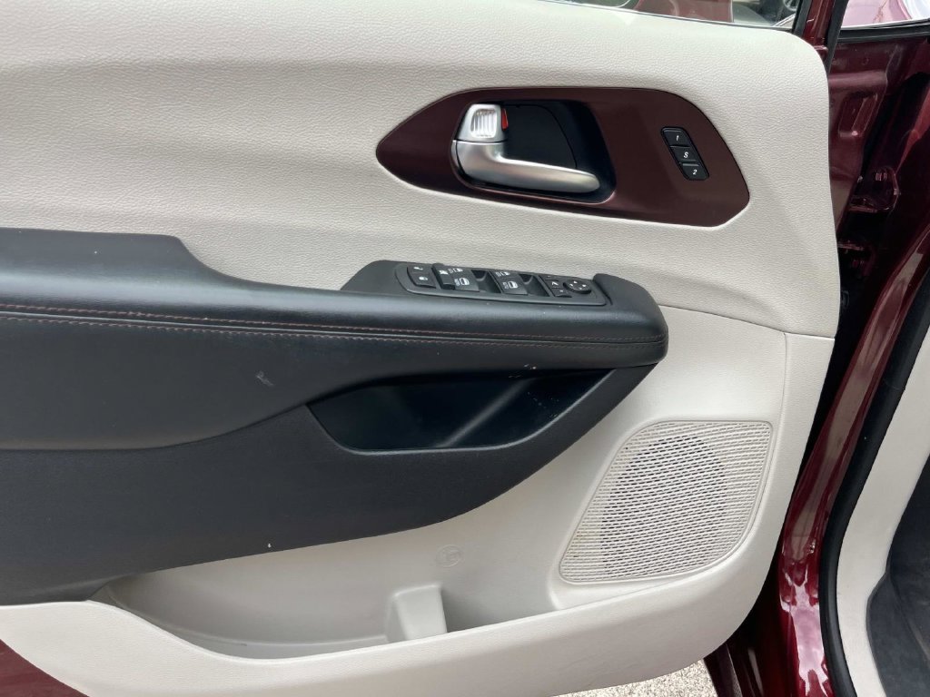Used 2020 Chrysler Pacifica Limited FWD image 32