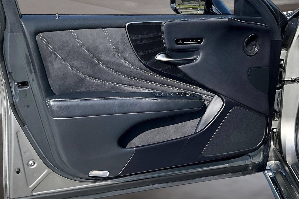 Used 2022 Lexus LS 500 w/ Accessory Package (Z2) RWD image 20