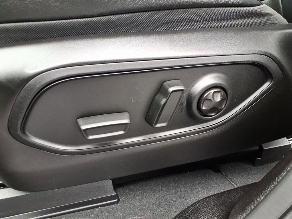 Used 2023 Jeep Grand Cherokee L Limited w/ Black Appearance Package image 23