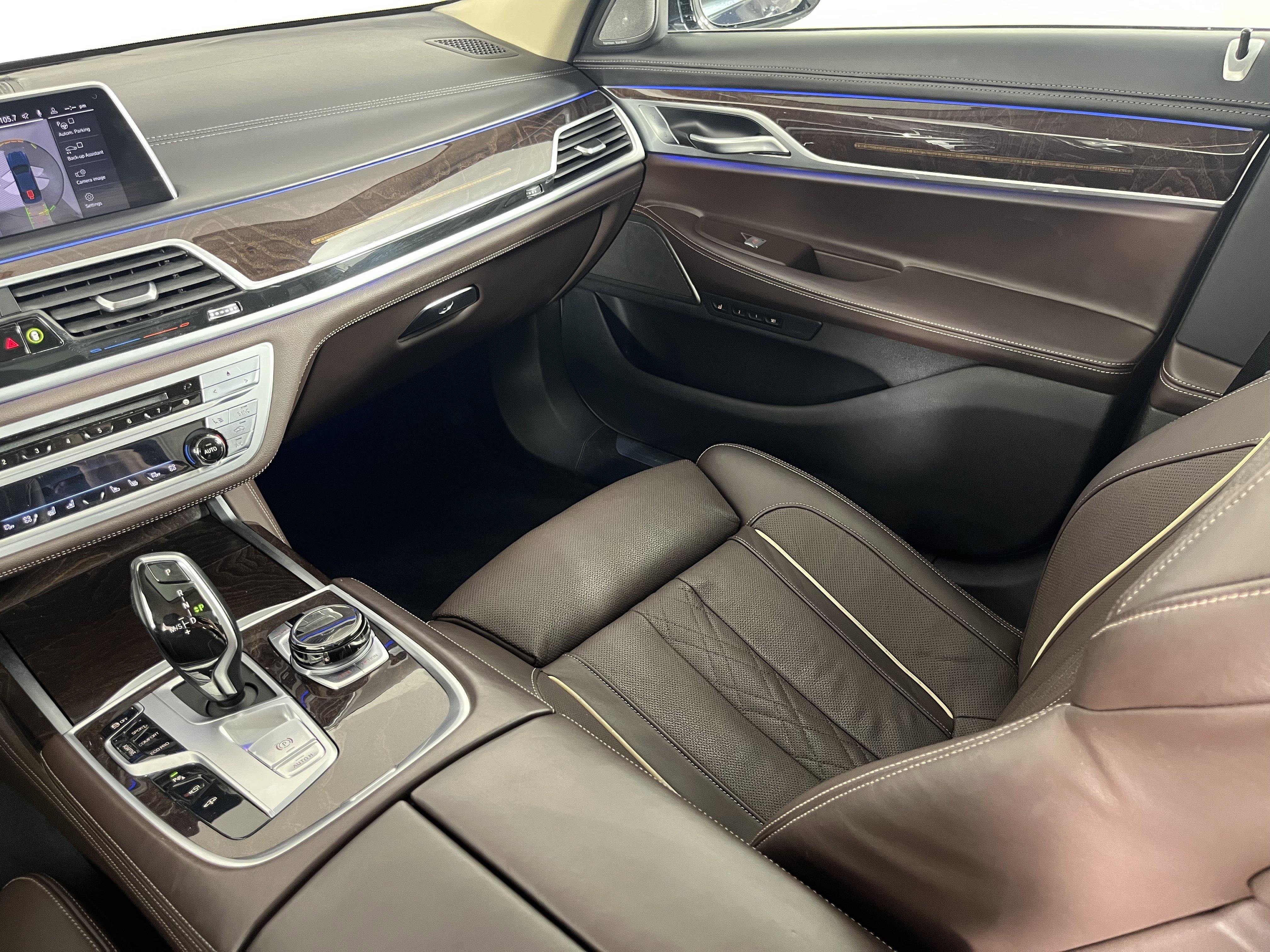Used 2020 BMW 740i xDrive w/ Premium Package image 11