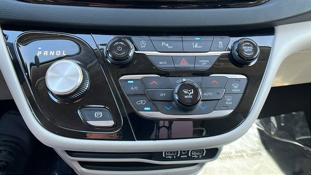Used 2023 Chrysler Pacifica Touring-L FWD image 26