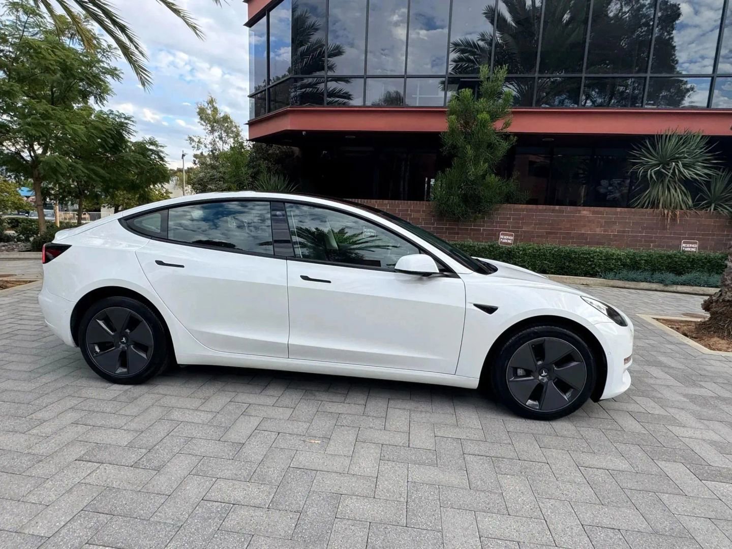 Used 2020 Tesla Model 3 Standard Range Plus RWD image 5