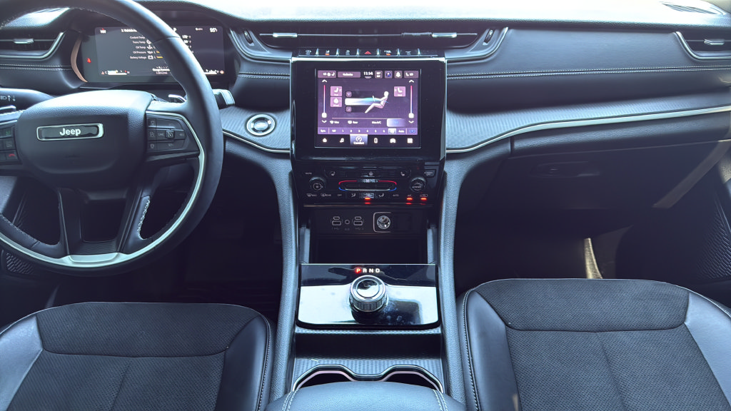Used 2025 Jeep Grand Cherokee Altitude RWD image 15