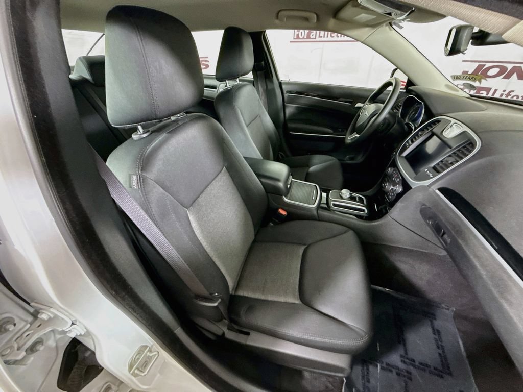Used 2023 Chrysler 300 Touring w/ Sport Appearance Package RWD image 29
