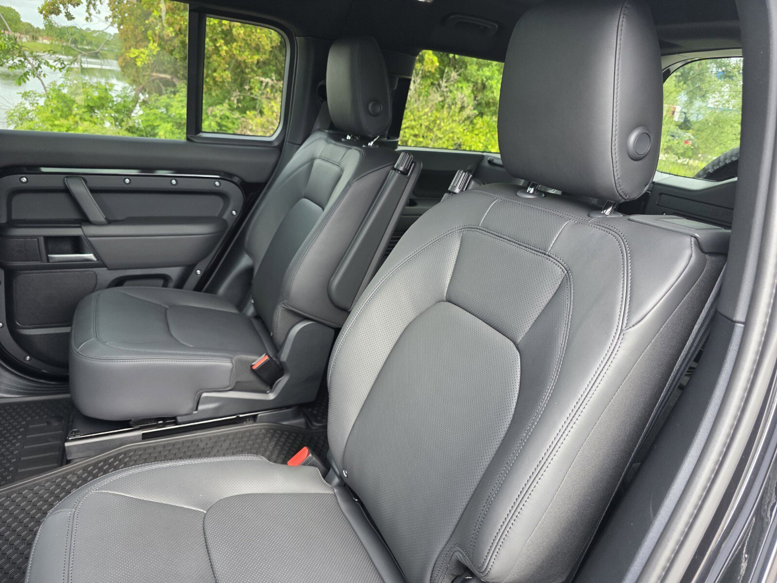 New 2026 Land Rover Defender 130 X-Dynamic SE AWD/4WD image 14