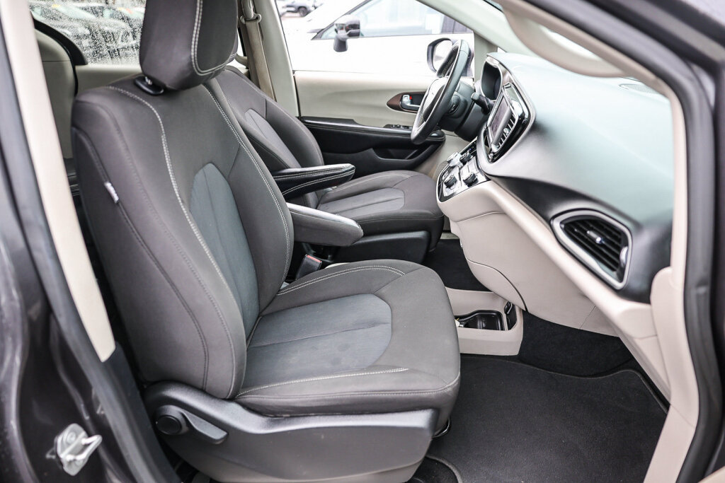Used 2022 Chrysler Voyager LX FWD image 8